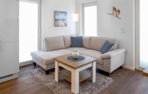 ein Wohnzimmer mit einer Couch und einem Couchtisch in der Unterkunft Ocean's Twenty-One in Tossenserdeich