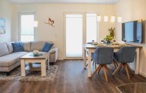 ein Wohnzimmer mit Sofa und Tisch in der Unterkunft Ocean's Twenty-One in Tossenserdeich