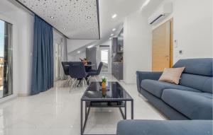 Posezení v ubytování 2 Bedroom Lovely Apartment In Metajna