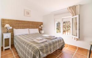 Ένα ή περισσότερα κρεβάτια σε δωμάτιο στο 4 Bedroom Amazing Home In Constantina