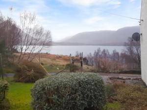 ein Blick auf einen See von einem Haus aus in der Unterkunft Sunnybank Cottage in Inveralligin