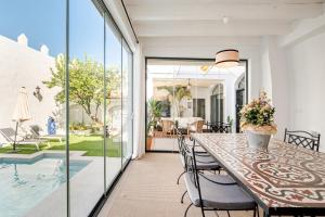 una sala da pranzo con tavolo e sedie di Casa palacio reformada S.XVIII a Sanlúcar de Barrameda