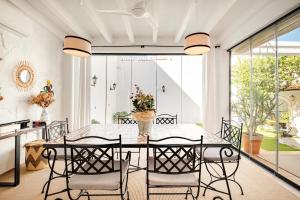 una sala da pranzo con tavolo e sedie di Casa palacio reformada S.XVIII a Sanlúcar de Barrameda Altre 44 foto
