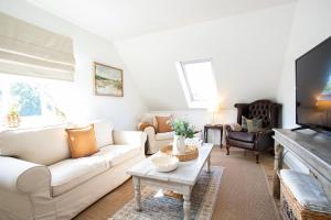 インバネスにあるLillymont Apartment - Inverness City Centreの白い家具と薄型テレビのあるリビングルーム