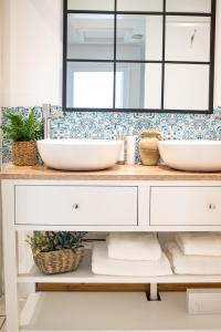 インバネスにあるLillymont Apartment - Inverness City Centreの洗面台が2つと鏡があるバスルーム