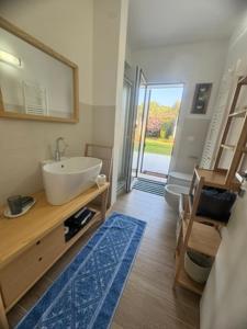 Foxiʼe SaliにあるVilla with garden 1000m to 300m from the sea in PULAの洗面台と鏡のあるバスルーム