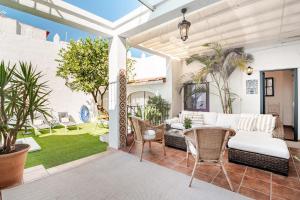 un patio esterno con tavolo e sedie di Casa palacio reformada S.XVIII a Sanlúcar de Barrameda