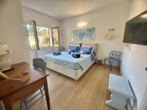 Foxiʼe SaliにあるVilla with garden 1000m to 300m from the sea in PULAの青い枕が付いたベッドのある寝室