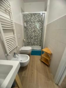 Foxiʼe SaliにあるVilla with garden 1000m to 300m from the sea in PULAのトイレと洗面台のある小さなバスルーム +10枚の写真