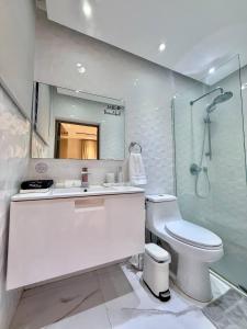 Bilik mandi di Casa Luna Luxury Condado Beach Apt Sleeps 8 +48 gambar
