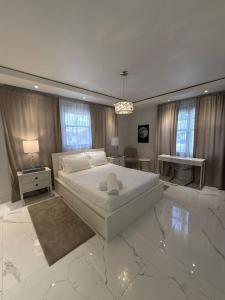 Katil atau katil-katil dalam bilik di Casa Luna Luxury Condado Beach Apt Sleeps 8