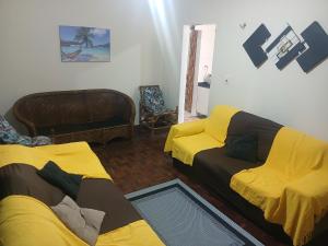 Casa com piscina praia grande Beach House في برايا جراندي: غرفة معيشة بها سريرين وأريكة +39 صورة