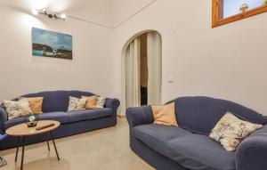 ein Wohnzimmer mit zwei blauen Sofas und einem Tisch in der Unterkunft Stunning Home In Trappeto With Wifi in Trappeto + 14 Fotos
