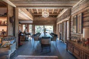 a dining room with a table and chairs at Le Chalet des Serves in Demi-Quartier
