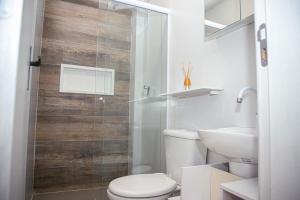 ein Badezimmer mit Toilette und Waschbecken in der Unterkunft Casa térrea geminada aconchegante AV3402 in Higienópolis