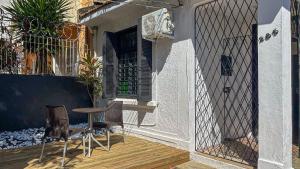 eine Terrasse mit Tisch und Stühlen auf einer Veranda in der Unterkunft Casa térrea geminada aconchegante AV3402 in Higienópolis