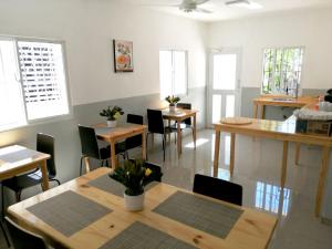 a dining room with wooden tables and chairs at Hotel Yamir in Santa Cruz de Barahona
