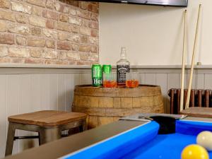 a bar with a pool table and a barrel at Y Graiglwyd in Amlwch