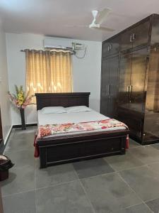 En eller flere senge i et værelse på 2 BHK Apartment Gachibowli #302