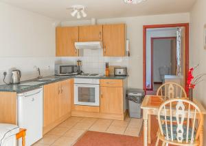 Dapur atau dapur kecil di Avalon Cottages