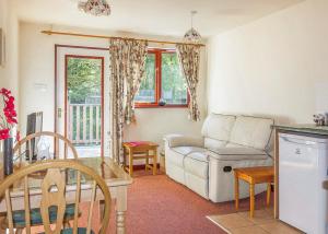Ruang duduk di Avalon Cottages