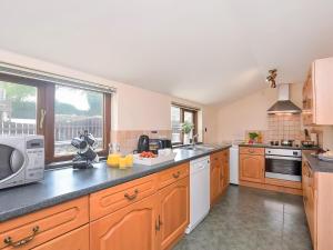 Kuchyň nebo kuchyňský kout v ubytování Bill And Ben's Cottage - Uk48619