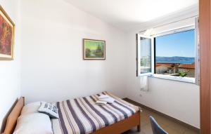 Postel nebo postele na pokoji v ubytování Amazing Apartment In Omis With House Sea View