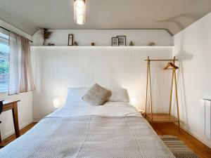 Postel nebo postele na pokoji v ubytování Holly Tree Cottage