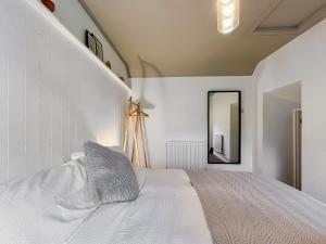 Postel nebo postele na pokoji v ubytování Holly Tree Cottage