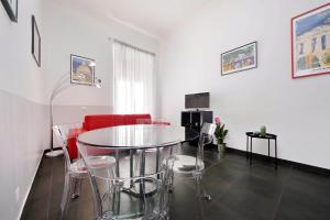 una sala de estar con una mesa y sillas de cristal en Neo Urbis Art Aparts, en Roma