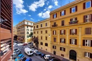 vistas a una calle de la ciudad con coches aparcados en Neo Urbis Art Aparts, en Roma