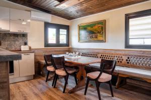 ein Esszimmer mit einem Holztisch und Stühlen in der Unterkunft Къща за гости Фамилия Бешкови in Vratsa