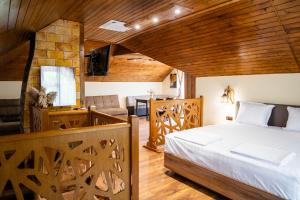 ein Schlafzimmer mit Bett und ein Wohnzimmer in der Unterkunft Къща за гости Фамилия Бешкови in Vratsa