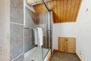 una ducha con puerta de cristal en un baño en Mogul Hill Cabin, en Sandpoint 20 fotos más