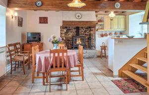 Saint-GravéにあるBelle Maison Bretonne En Pierrのキッチン、ダイニングルーム(テーブル、暖炉付)