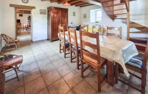 Saint-GravéにあるBelle Maison Bretonne En Pierrのテーブルと椅子のあるキッチンとダイニングルーム