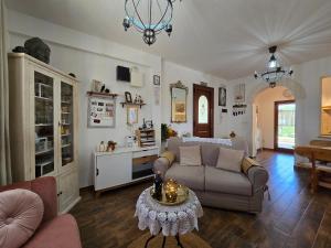 un salon avec un canapé et une table dans l'établissement A casa di Isor, à San Vito dei Normanni