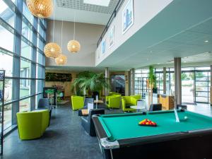 Biliár nebo kulečník v ubytování Hôtel Ibis Styles Bourges - Piscine extérieure chauffée - Restaurants à proximité