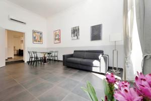 una sala de estar con un sofá y una mesa en Neo Urbis Art Aparts, en Roma