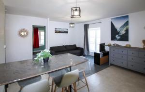 Χώρος καθιστικού στο Nice Apartment In Saint-Germain-La-Prade
