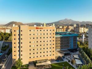 un edificio con una señal de hilton encima en Ibis Kayseri, en Kayseri