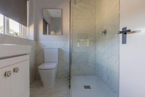 Koupelna v ubytování Fairway + 30 fotografií