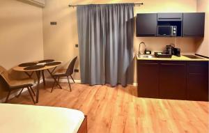 Kuchyň nebo kuchyňský kout v ubytování Stunning Apartment In Tribunj