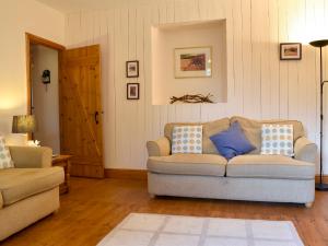 ein Wohnzimmer mit einer Couch und zwei Sesseln in der Unterkunft Bell Hill Cottage in Lindale