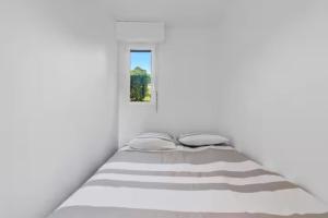 Katil atau katil-katil dalam bilik di Apartment with view on the golf of Houlgate +4 gambar