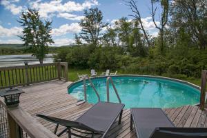 una piscina en una terraza con sillas y mesa en The Quiet Cove on Wood Road, en Bradford