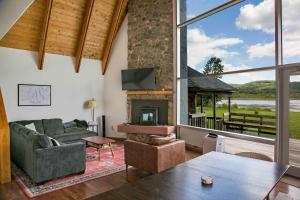 sala de estar con chimenea y ventana grande en The Quiet Cove on Wood Road, en Bradford