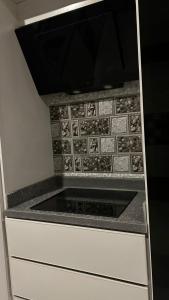 Un horno de estufa en una cocina con azulejos. en شقة الزهور, en Al Nairyah