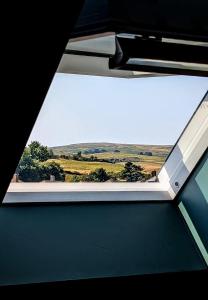 - une vue sur une fenêtre donnant sur un champ dans l'établissement The Hideaway Bureau - Highlands, à Wooler