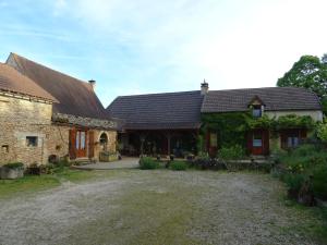a large brick house with a yard in front of it at Gite Périgourdin - 3 Chambres in Labrousse
